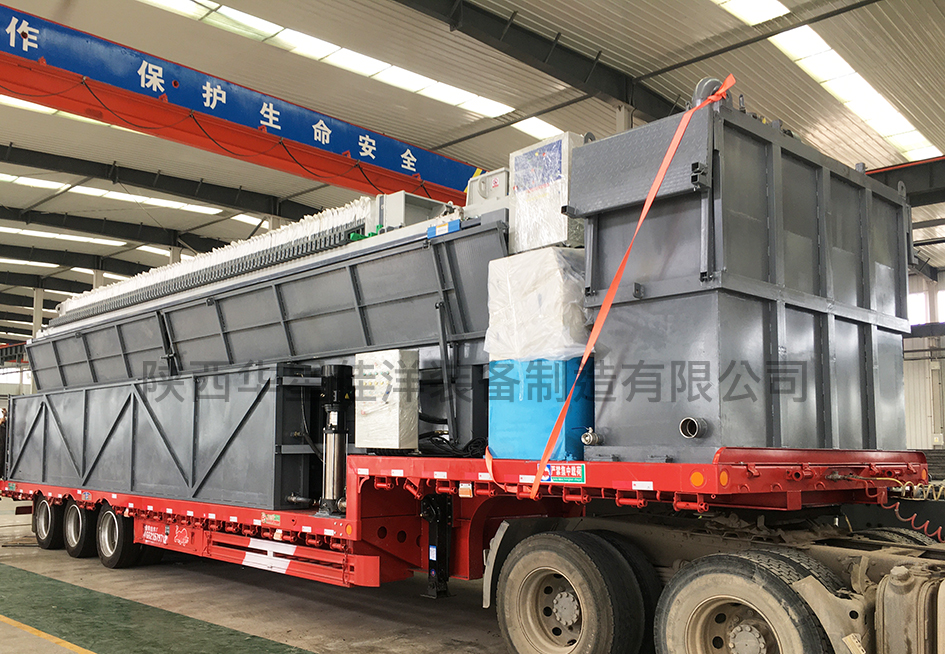 方便轉(zhuǎn)場移動(dòng)式車載壓濾機(jī)